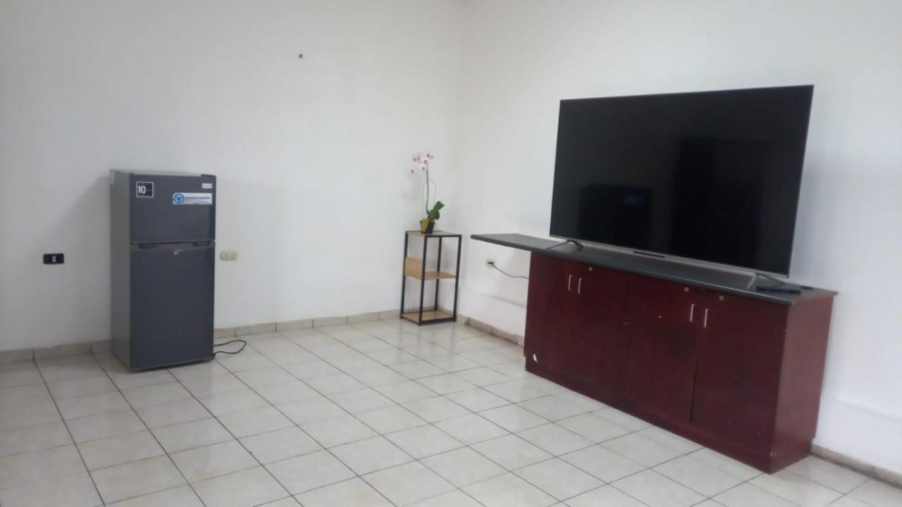 Hostal Los Heroes Antiguo Cuscatlán Екстериор снимка